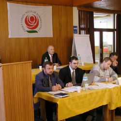 Politici už začali bojovat o křeslo v senátu 