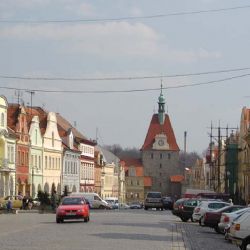 Žena chtěla vyskočit z okna domu na domažlickém náměstí