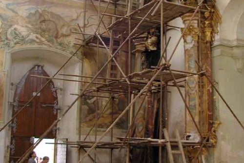 Foto: Oheň poškodil oltář kláštera v Domažlicích
