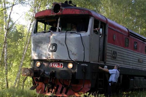 Foto: Na přejezdu v Lužanech srazil vlak auto