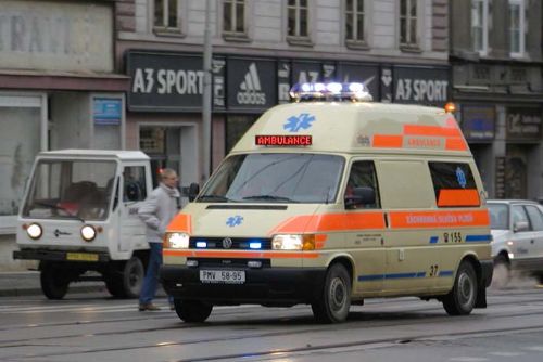 Foto: Cyklista a sanitka se srazili v Plzni