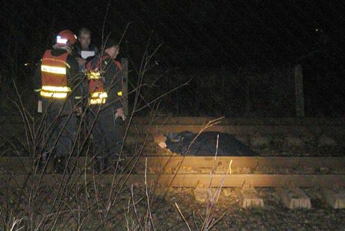 Foto: Vlak srazil v noci v Plzni muže, ten zemřel