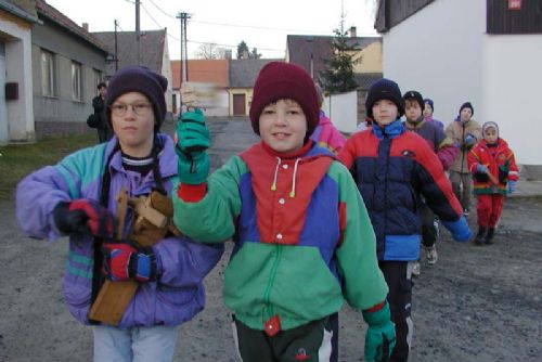 Foto: Chocomyšlí prošel průvod dětí s řehtačkami
