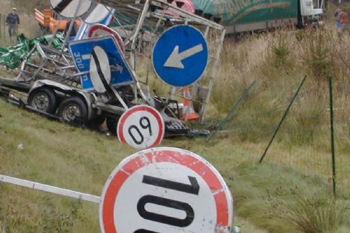 Foto: Značky v Plzni ničí řidiči a vandalové
