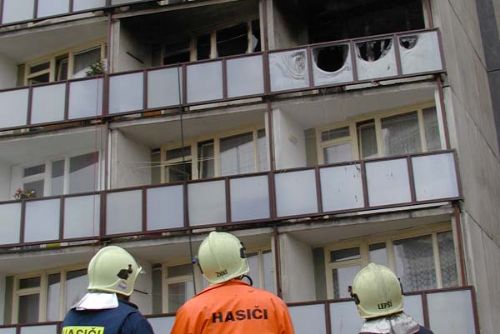 Foto: Hasiči museli vylomit zámek u bytu, kde hořelo