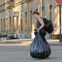 Lidé na stále bojují s následky povodní