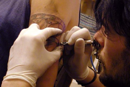 Foto: S létem končí sezona tetovacích salonů