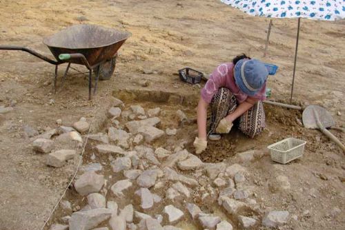 Foto: Archeologové objevili zbytky historické kanalizace