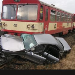 Auto se střetlo za Poběžovicemi s motorákem, dva zranění