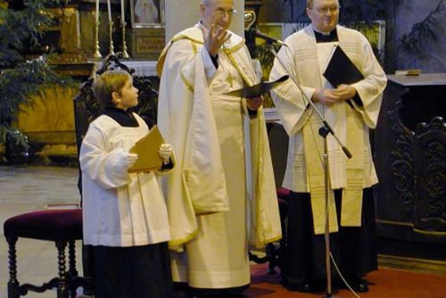 Foto: Část věřících přirovnává vyhazov kněze k inkvizici
