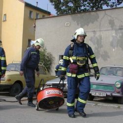 Dítě zabouchlo dveře auta a ty pak otvírali hasiči 