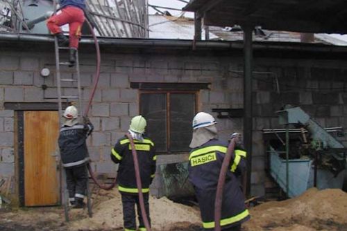 Foto: V Malém Boru shořela lakovna, škoda 1,5 milionu