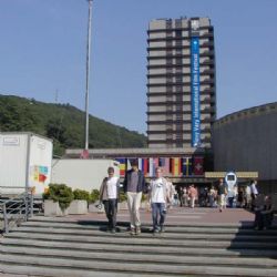 Před Thermalem lupič pořezal sedmnáctiletého