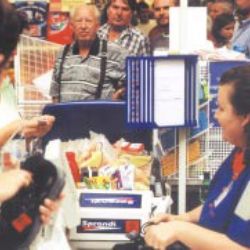 Hypermarkety v Plzni zahájily povánoční výprodeje