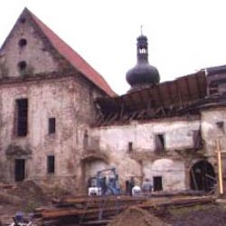 Plzeňské biskupství už prodalo 40 chátrajících far