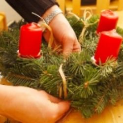 Klatované vyrábějí vánoční ozdoby i adventní věnce, hitem je černá barva