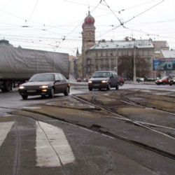 Opilec při zběsilé jízdě poničil pět aut