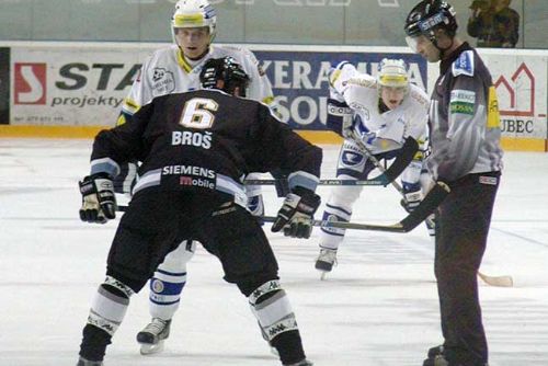 Foto: Hokej v Plzni zpestřila rvačka na ledě