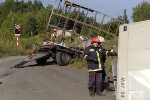 Foto: Kamion se zaklínil v Klatovech na přejezdu, narazil do něj vlak