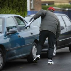 Policisté lapili zloděje, který v Plzni vykradl 70 aut