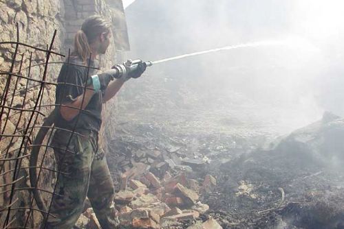 Foto: Hasiči bojovali s požárem střechy v Borovně