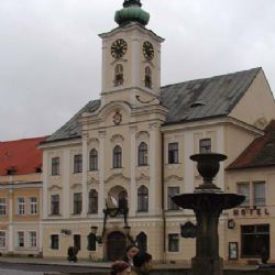 Pod rokycanskou radnicí objevili dlažbu z valounků