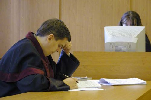 Foto: Žhář z Domažlicka stojí před soudem