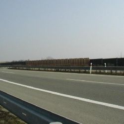 U krajnice zemřela žena pobodaná v obličeji