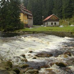 Hasiči zachraňovali vodáky z raftu na Otavě