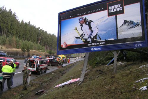 Foto: Na dálnici u Rokycan auto narazilo do billboardu