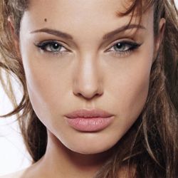 Angelina Jolie čeká dvojčata!