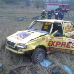 Auto rozvážkové služby shodil do lomu
