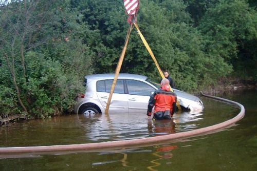 Foto: Auto utopené v Hracholuské přehradě