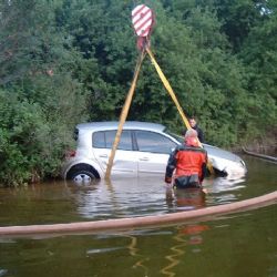 Auto utopené v Hracholuské přehradě