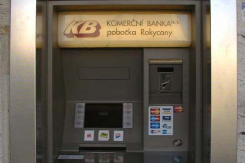 Foto: Zapomněl v bankomatu 15 tisíc