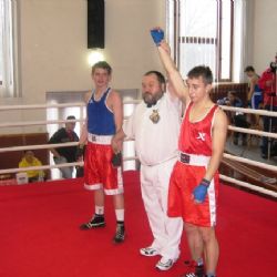 Boxer Simbartl zvítězil v prvním kole K.O.