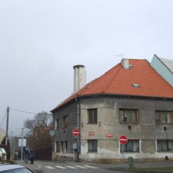 Čápi v Plané dnes dostanou nový hnízdící sloup