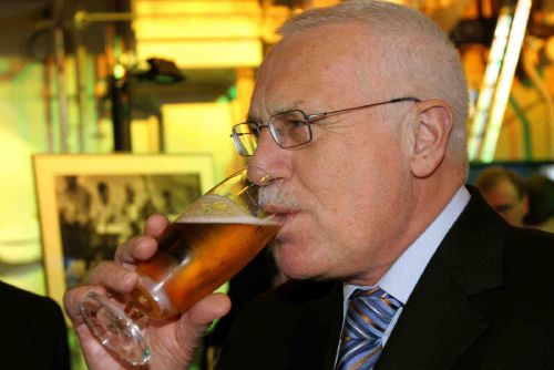 Foto: Češi chtějí jít na pivo s Karlem Gottem nebo prezidentem