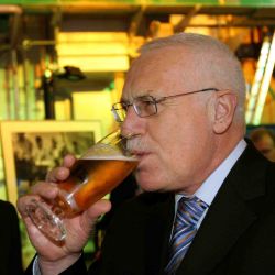 Češi chtějí jít na pivo s Karlem Gottem nebo prezidentem