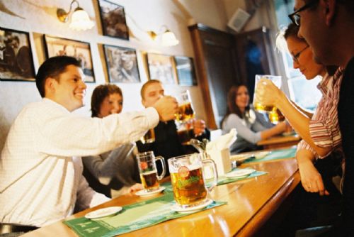 Foto: Češi na prvním valentýnském rande pivo nepijí, Švédové ano
