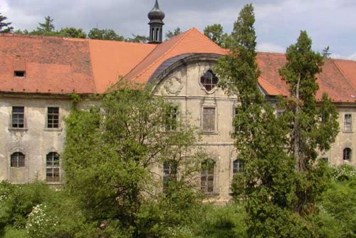 Foto: Z chotěšovského kláštera ukradli umělé kytky
