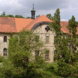 Z chotěšovského kláštera ukradli umělé kytky