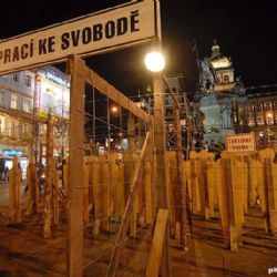 Člověk v tísni postaví na náměstí komunistický lágr