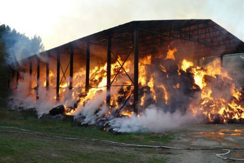 Foto: Děti zapálily seník v Lesné, škoda je milion 