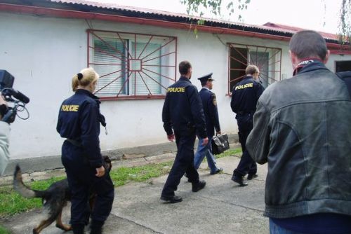 Foto: Hasiči a policisté kontrolovali ubytovny cizinců
