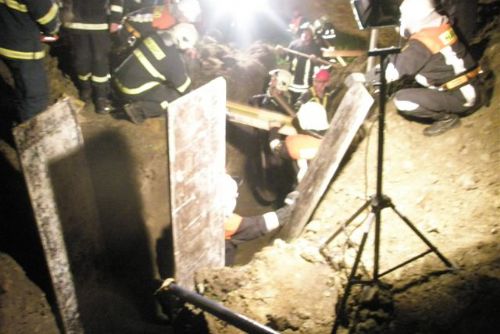 Foto: Hlína ve výkopu v Chotěšově zavalila a zabila dva dělníky