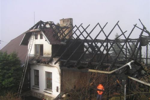 Foto: Hospodářské stavení v Dešenicích lehlo popelem