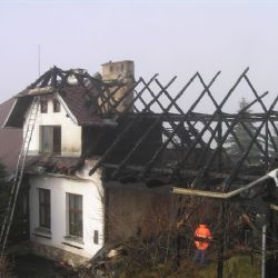 Hospodářské stavení v Dešenicích lehlo popelem