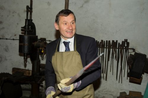 Foto: Jiří Čunek včera navštívil kraj, koval na hamru