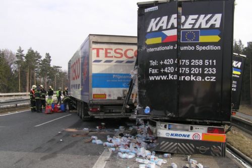 Foto: Kamion s mlékem zablokoval dálnici D5